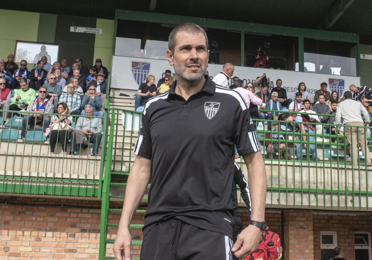 Ramsés Gil, en la banda, antes del duelo ante el Real Unión.