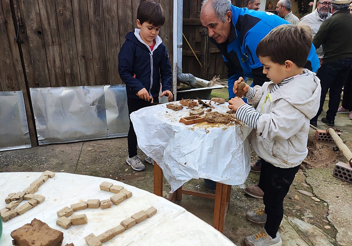 Las actividades del domingo se iniciaron con un taller infantil de adobes.