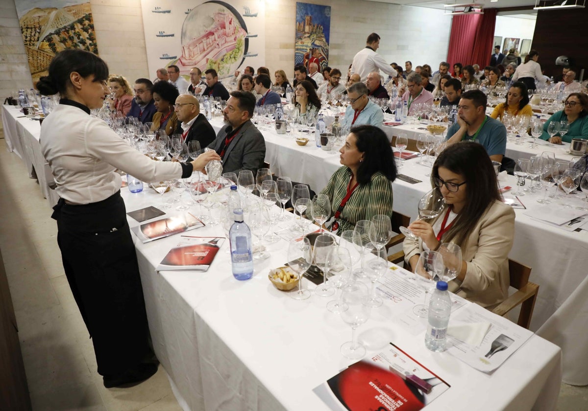Participantes en las jornadas en el momento de la cata de ginebras.
