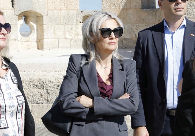 Katalin Tóth, embajadora de Hungría visitando el castillo de Peñafiel donde se ha acercado representando a los vinos de su país seleccionados para las jornadas.