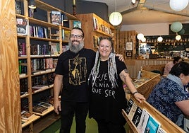 Gustavo Arranz y Eva de la Lama, en las instalaciones de Akelarre, su librería café en la calle Juan Mambrilla.