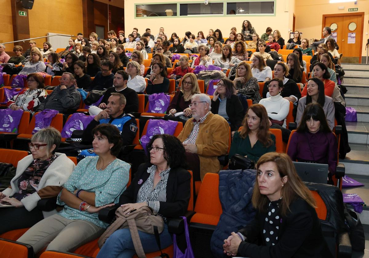 Jornadas sobre violencia hacia las mujeres en el salón de actos de la Yutera.