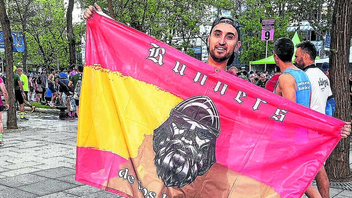 David de la Torre, con la bandera de su peña de corredores.