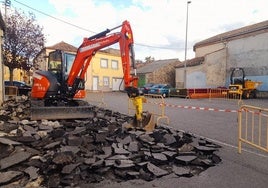 Obras de picado del asfalto en Tabanera del Monte.