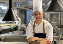 Andrés Esgueva, en la cocina del restaurante Ambivium, donde trabaja.