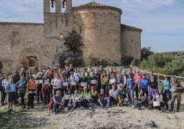 Foto de familia de los participantes en la caminata.