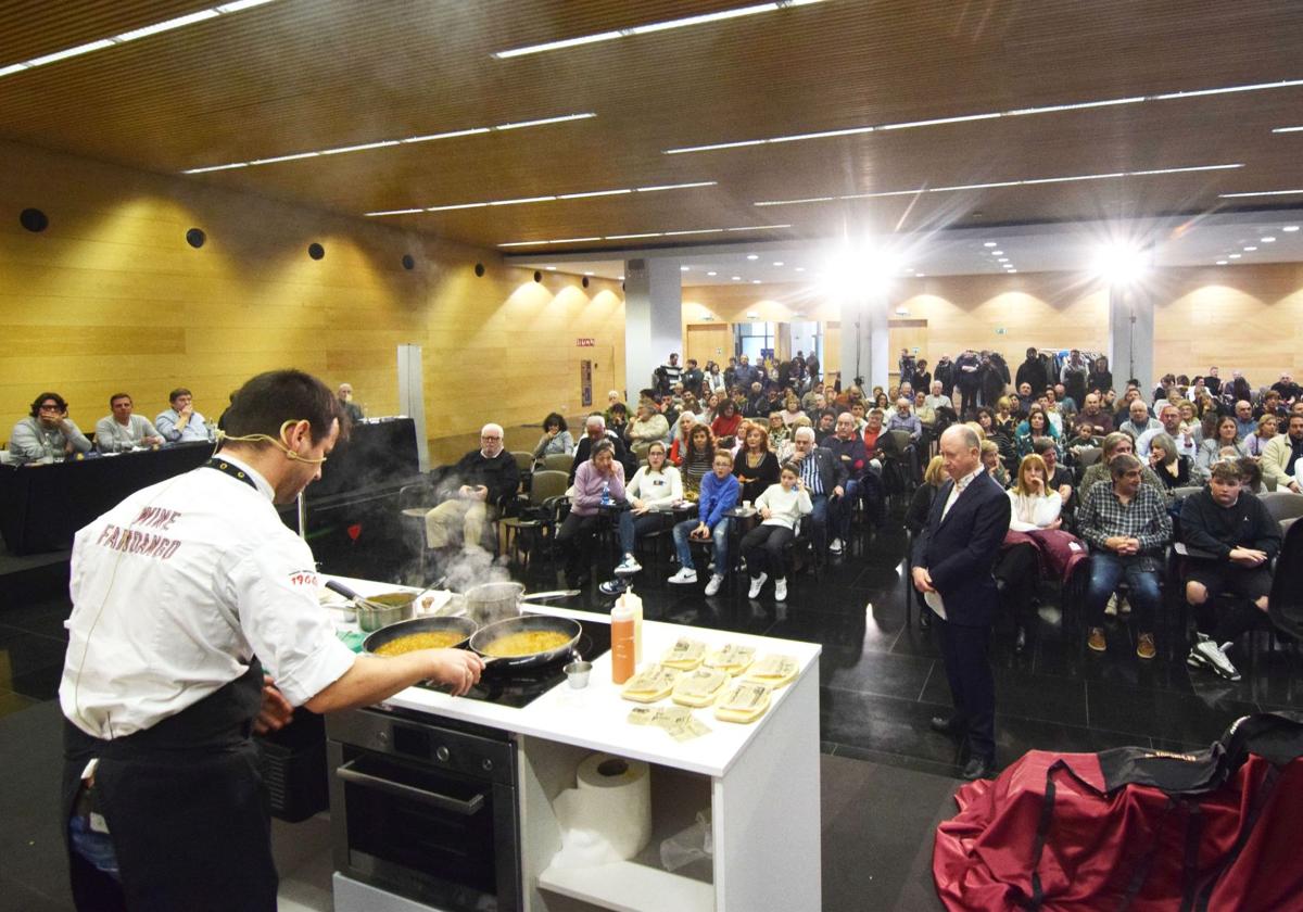 Un chef realiza en directo un pincho durante un anterior concurso gastronómico.