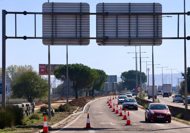 Carril cortado por los trabajos de reurbanización de la ronda interior.