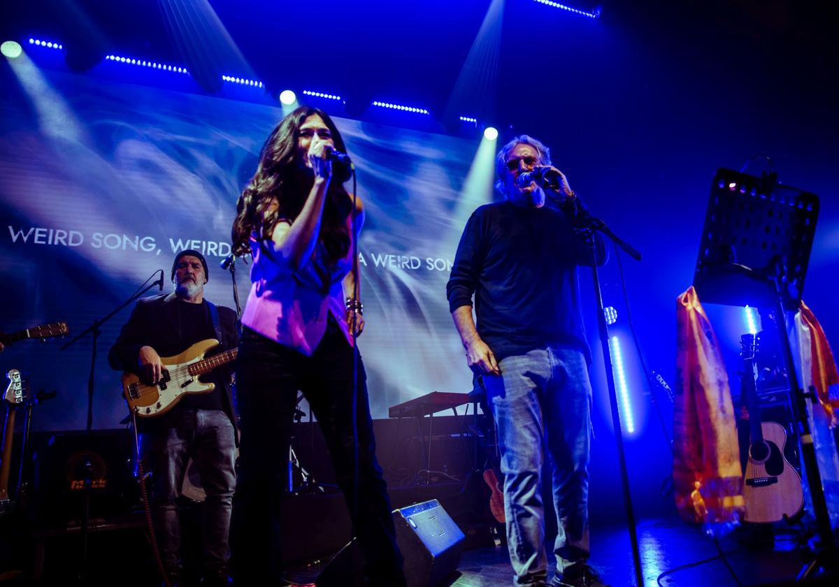 Marcos Fernández, con Marilia Andrés, excomponente de Ella Baila Sola, durante el concierto de Red Moon Yard en Madrid