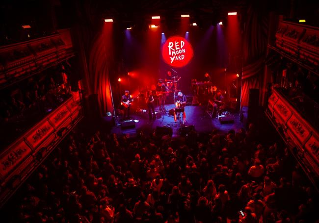 Vista general del concierto de Red Moon Yard el pasado viernes en la sala Joy Eslava, con 700 personas presentes y las entradas agotadas.