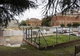 Aspecto que ofrece el solar en el que está proyectado el edificio de consultas externas, en el lateral de la calle Sanz y Forés.