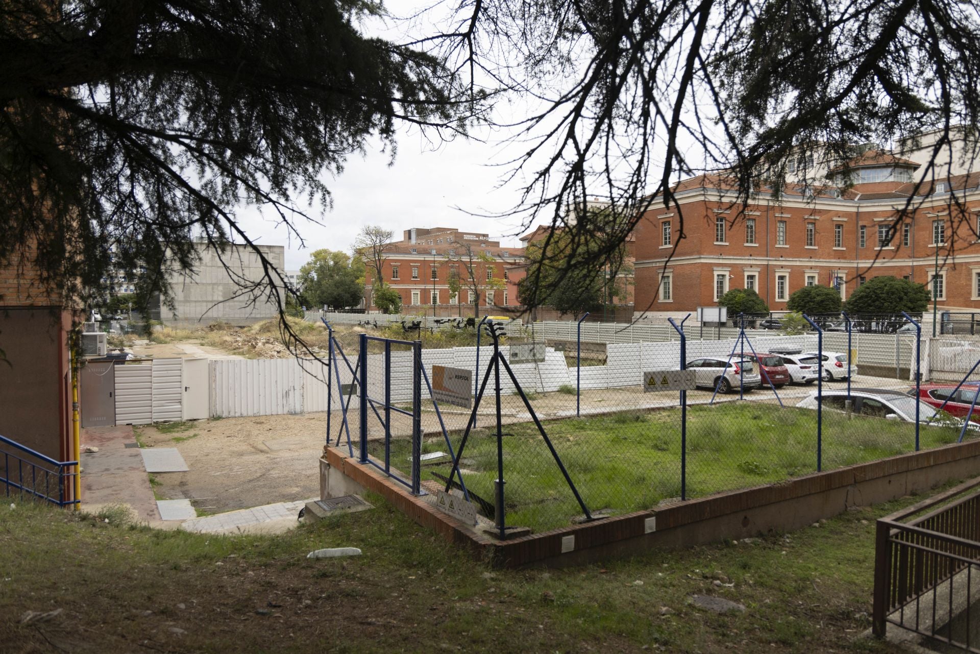 Aspecto que ofrece el solar en el que está proyectado el edificio de consultas externas, en el lateral de la calle Sanz y Forés.