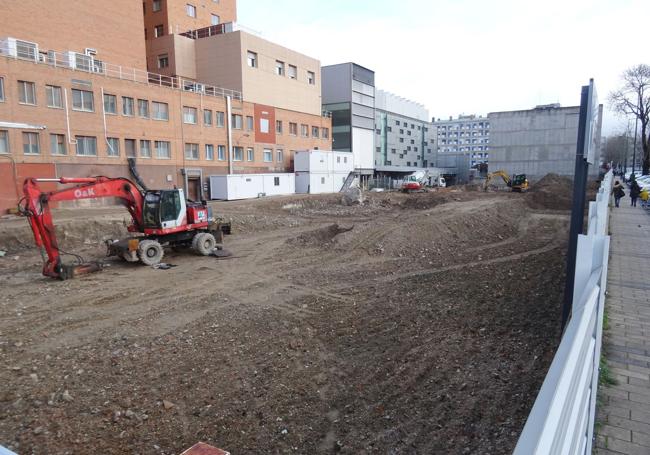 Excavadora en la parcela que da a Sanz y Forés, en el inicio de los trabajos.