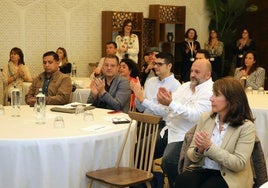 Asistentes y conferenciantes aplauden la intervención de la presidenta de Cruz Roja Segovia.