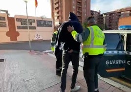 El conductor kamikaze de la AP-68 es introducido en un vehículo de la Guardia Civil tras pasar a disposición judicial.