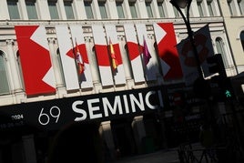 Los nuevos labios de la Seminci adornan la fachada del Calderón, sede del festival.