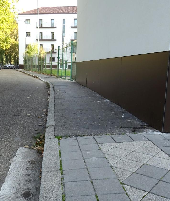 Imagen secundaria 2 - Arriba, el único acceso a la plaza que carece de verja. Debajo, a la izquierda, el cartel de obra para la 'entrada del personal'. A la derecha, aceras de brea en el perímetro de la plaza por el paseo del Cid visto desde Puente Colgante.