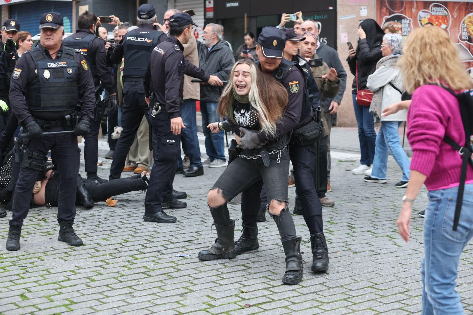 Protesta vecinal por la tala de árboles e intervención policial en Salamanca