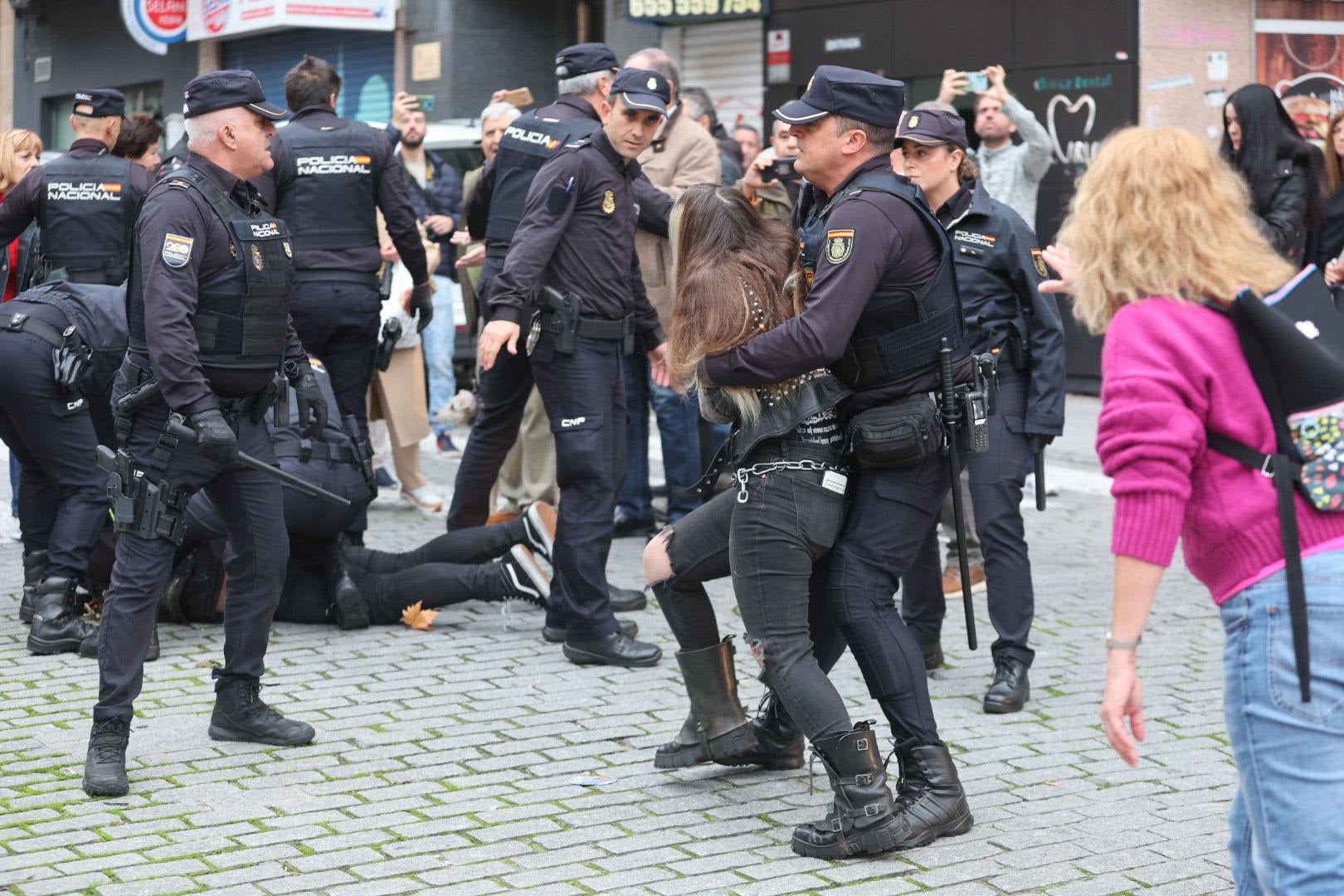 Protesta vecinal por la tala de árboles e intervención policial en Salamanca