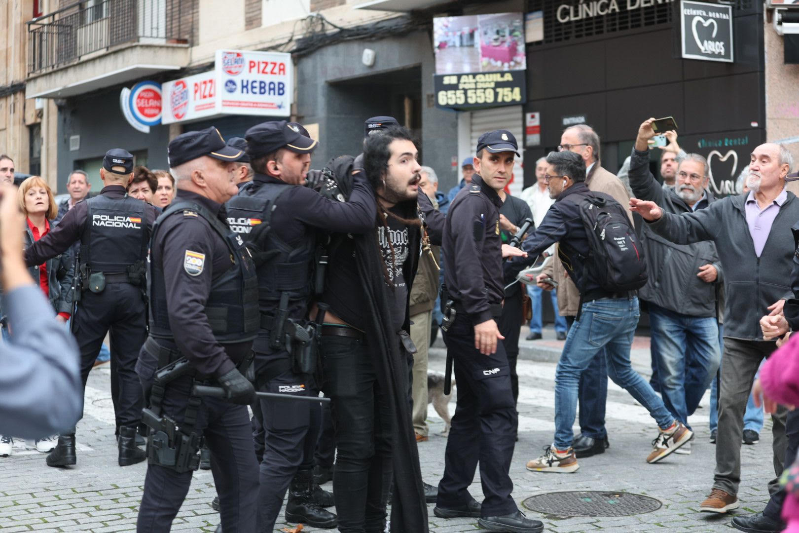 Protesta vecinal por la tala de árboles e intervención policial en Salamanca