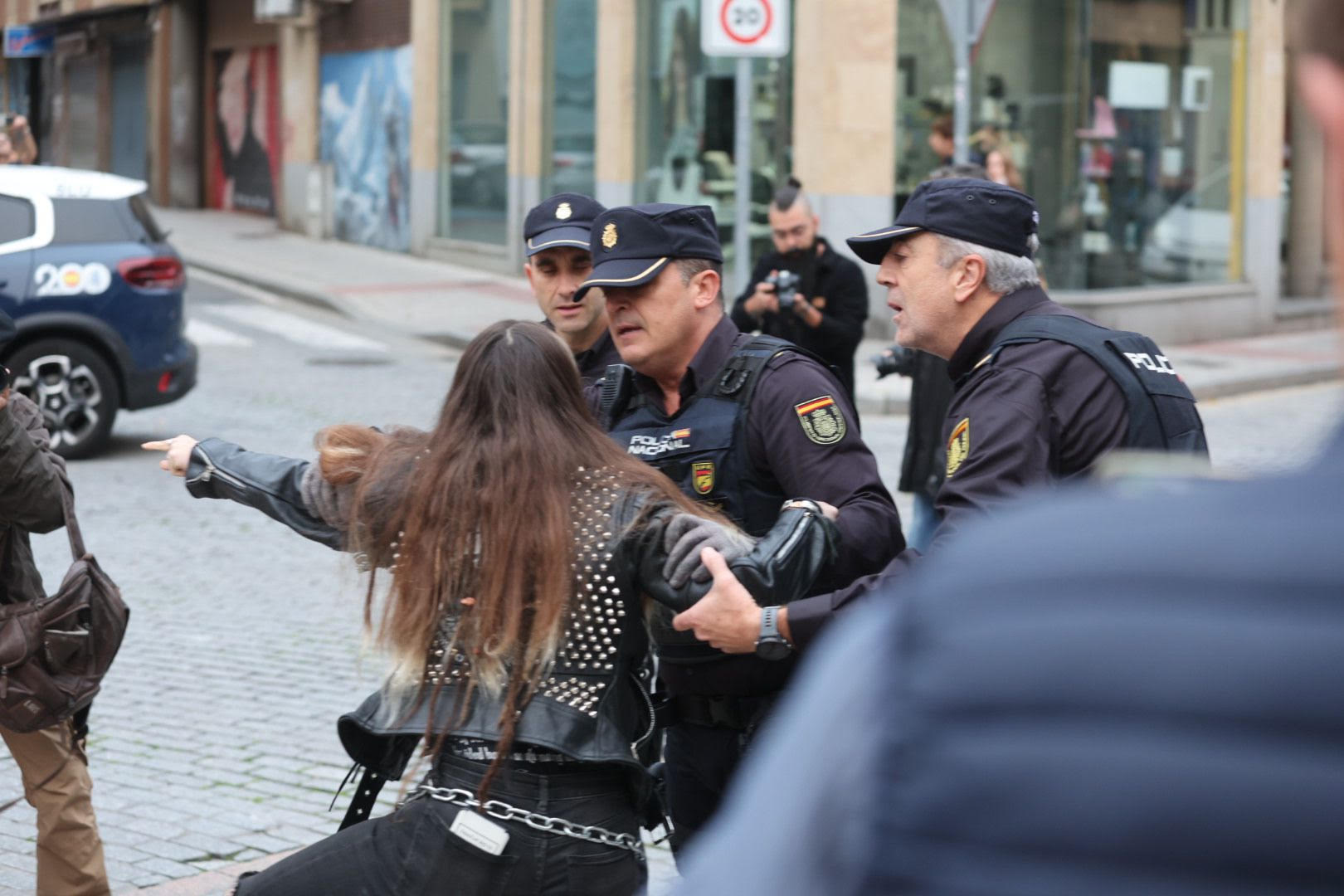 Protesta vecinal por la tala de árboles e intervención policial en Salamanca