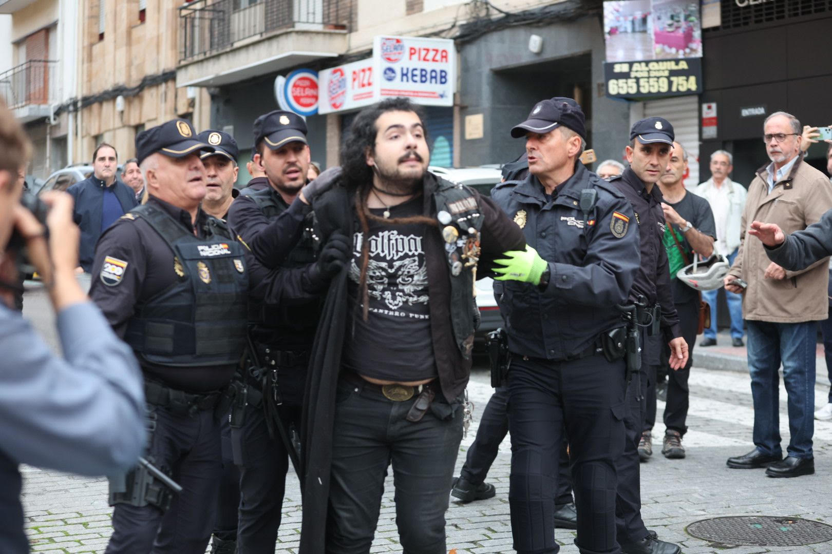 Protesta vecinal por la tala de árboles e intervención policial en Salamanca