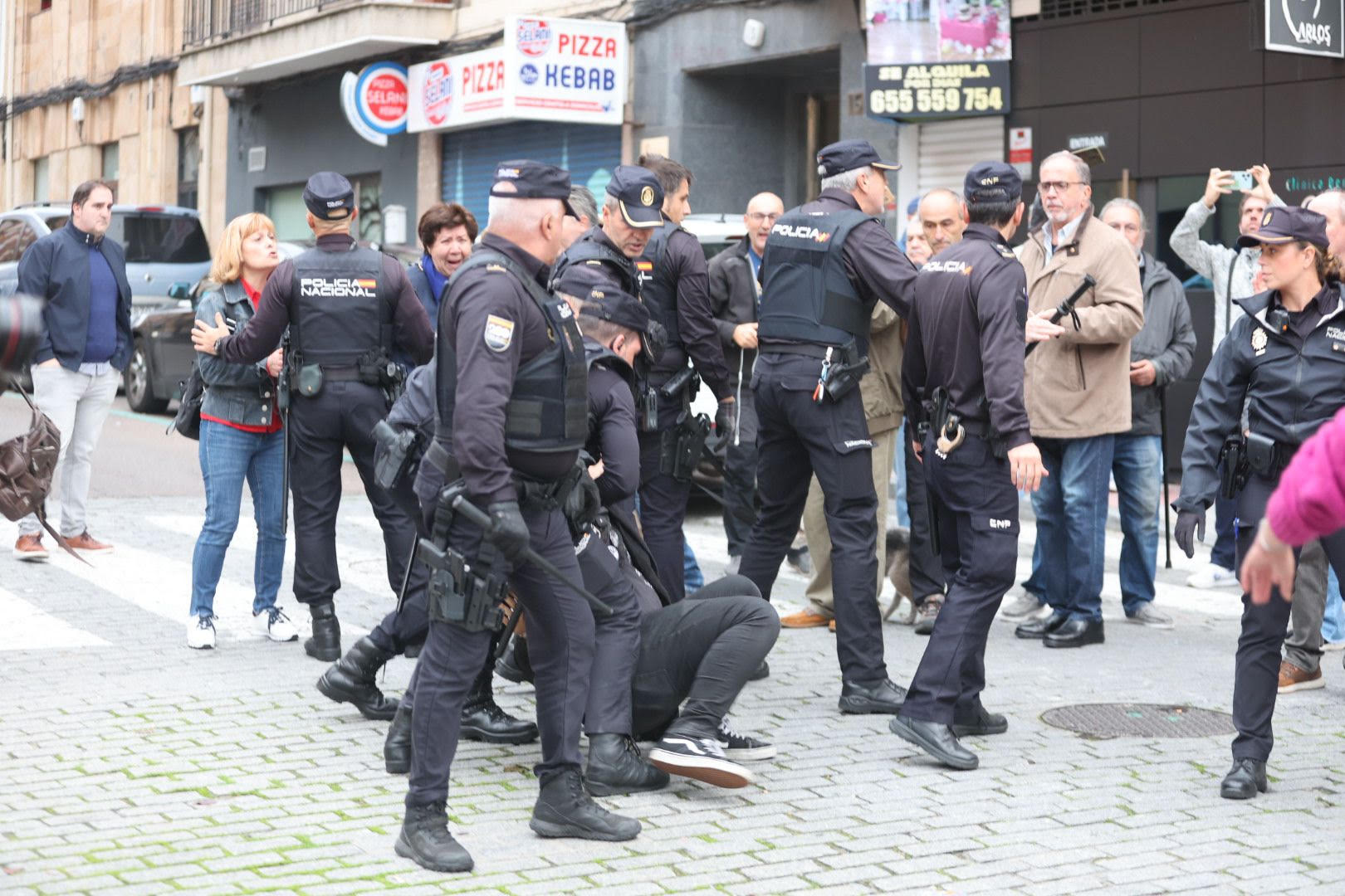 Protesta vecinal por la tala de árboles e intervención policial en Salamanca