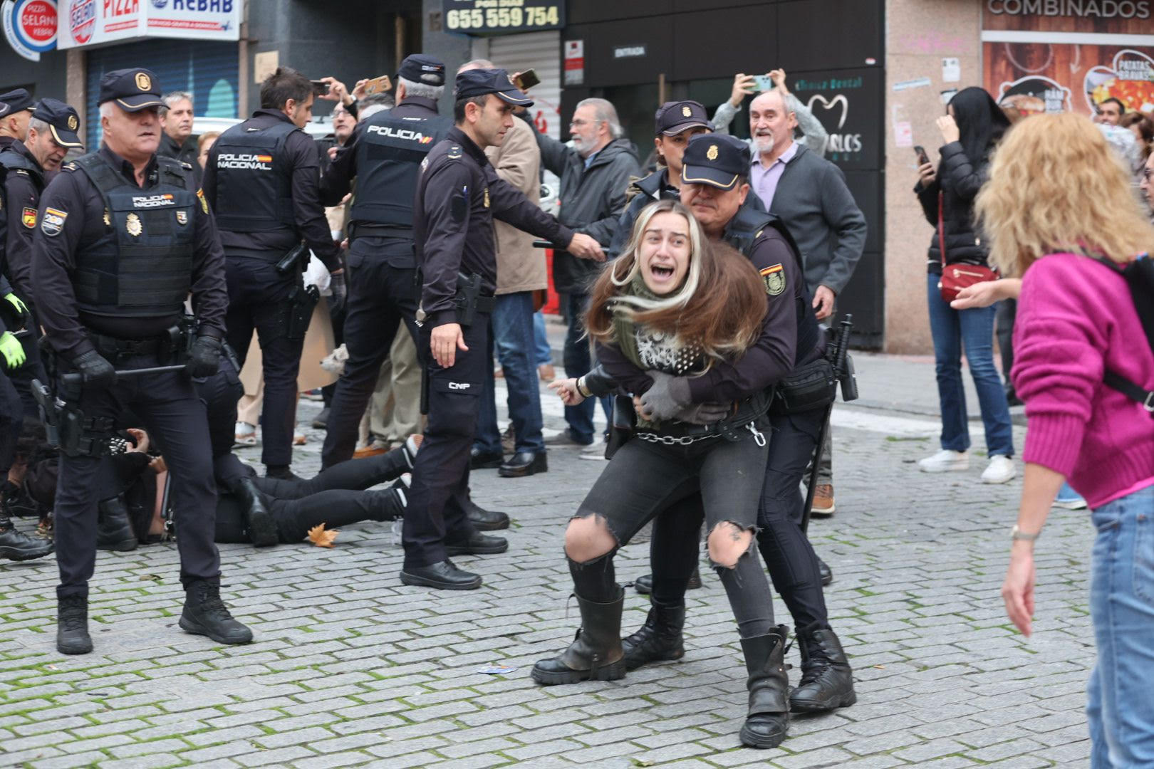 Protesta vecinal por la tala de árboles e intervención policial en Salamanca