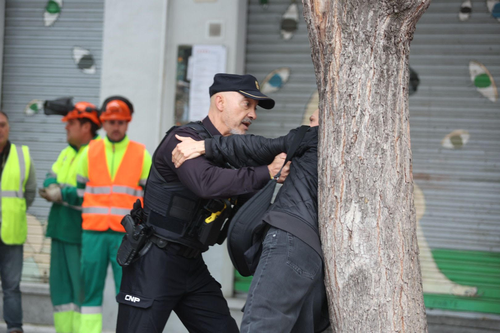 Protesta vecinal por la tala de árboles e intervención policial en Salamanca