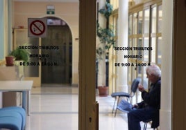 Acceso a la oficina de gestión de tributos de Segovia, situada en la Casa Consistorial.