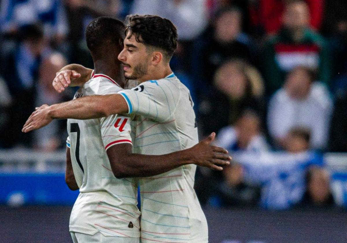 Raúl Moro abraza a Sylla tras el gol que inició la remontada del Real Valladolid ante el Alavés.