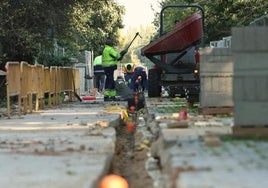 Los obreros levantan el aslfalto de uno de los tramos por los que transcurrirá el carril bici del Parque de las Moreras