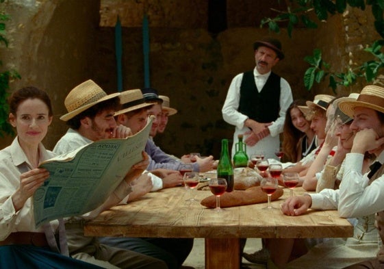 Pilar López de Ayala, a la izquierda, en un fotograma de 'En la alcoba del sultán', de Javier Rebollo.