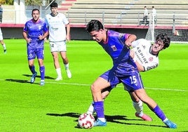 David Ámez intenta salvar la entrada de un rival.