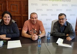 El nuevo presidente de las autoescuelas de Segovia, Juan Carlos Sánchez (derecha), junto a Mónica Gómez y Sergio Casas.