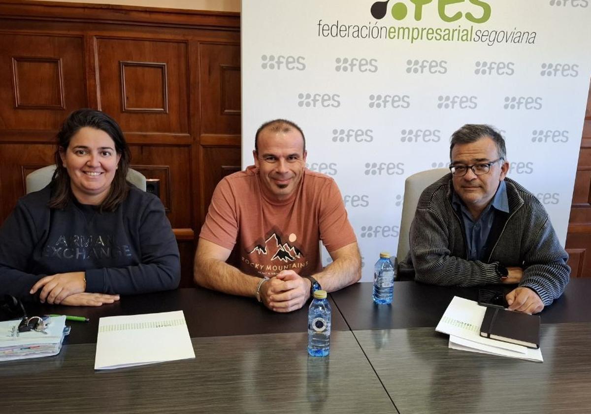 El nuevo presidente de las autoescuelas de Segovia, Juan Carlos Sánchez (derecha), junto a Mónica Gómez y Sergio Casas.