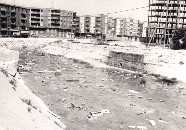 Hacia 1970, nada más pasar el puente Encarnado. Al fondo la calle Gabriel y Galán.