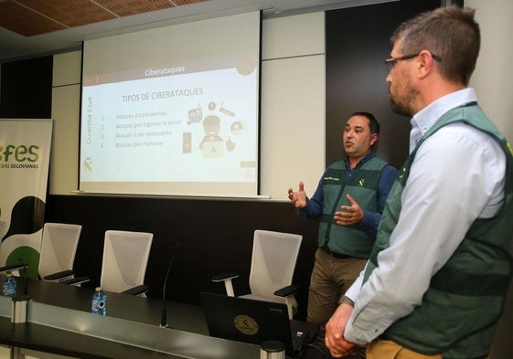 Agentes de la Guardia Civil imparten una jornada sobre ciberseguridad en las empresas segovianas.