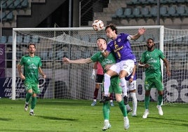 Apa, en un duelo aéreo en el partido entre el Palencia Cristo y el Atlético Astorga.