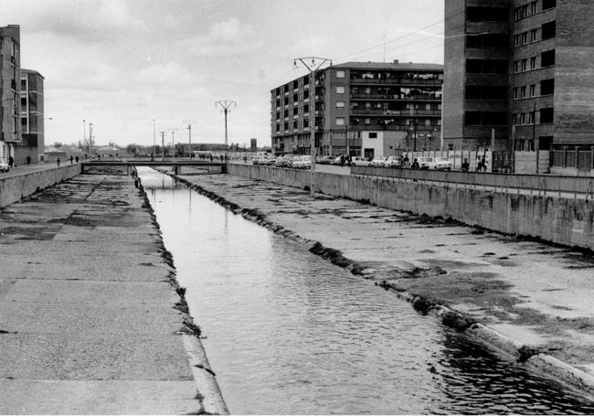 Años 70, una enorme caja de hormigón encauzaba el río.