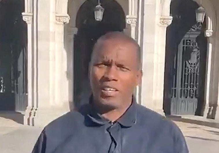 Lázaro Pons, frente al Ayuntamiento de Valladolid este martes.