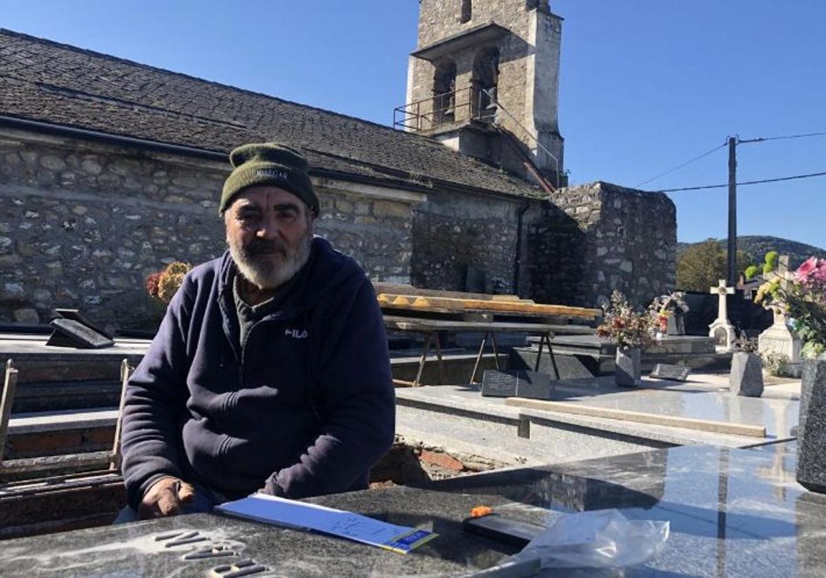 José Antonio Santín, enterrador de Villaverde de la Abadía, muestra su pesar por un desgraciado suceso que ha conmocionado a todo el pueblo.