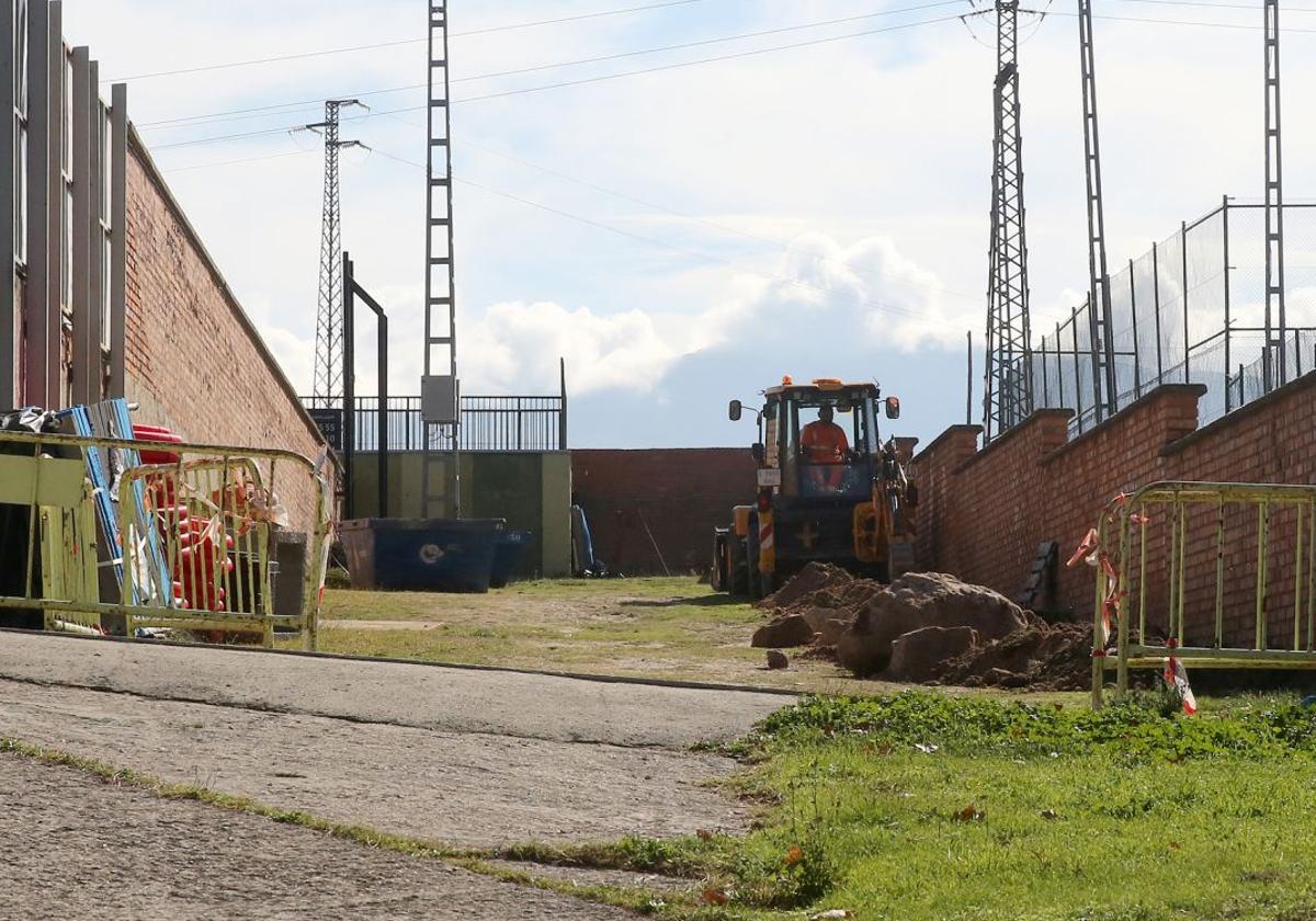 Un operario abre una zanja alrededor del campo de La Albuera.