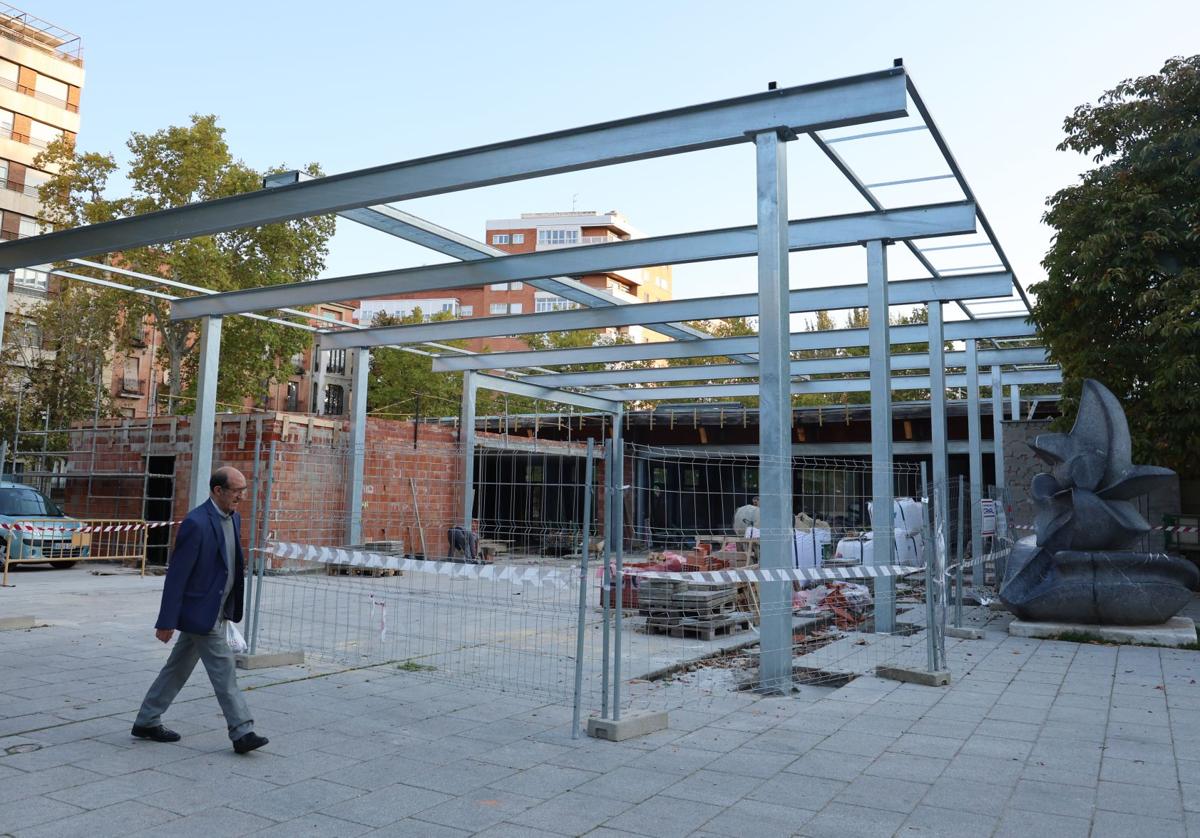 Estructura levantada en la parte delantera de la cafetería.