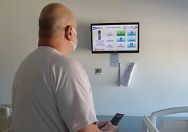 Televisión instalado en una habitación de un hospital.