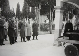 Despedida religiosa en presencia de las autoridades de los restos de los italianos.