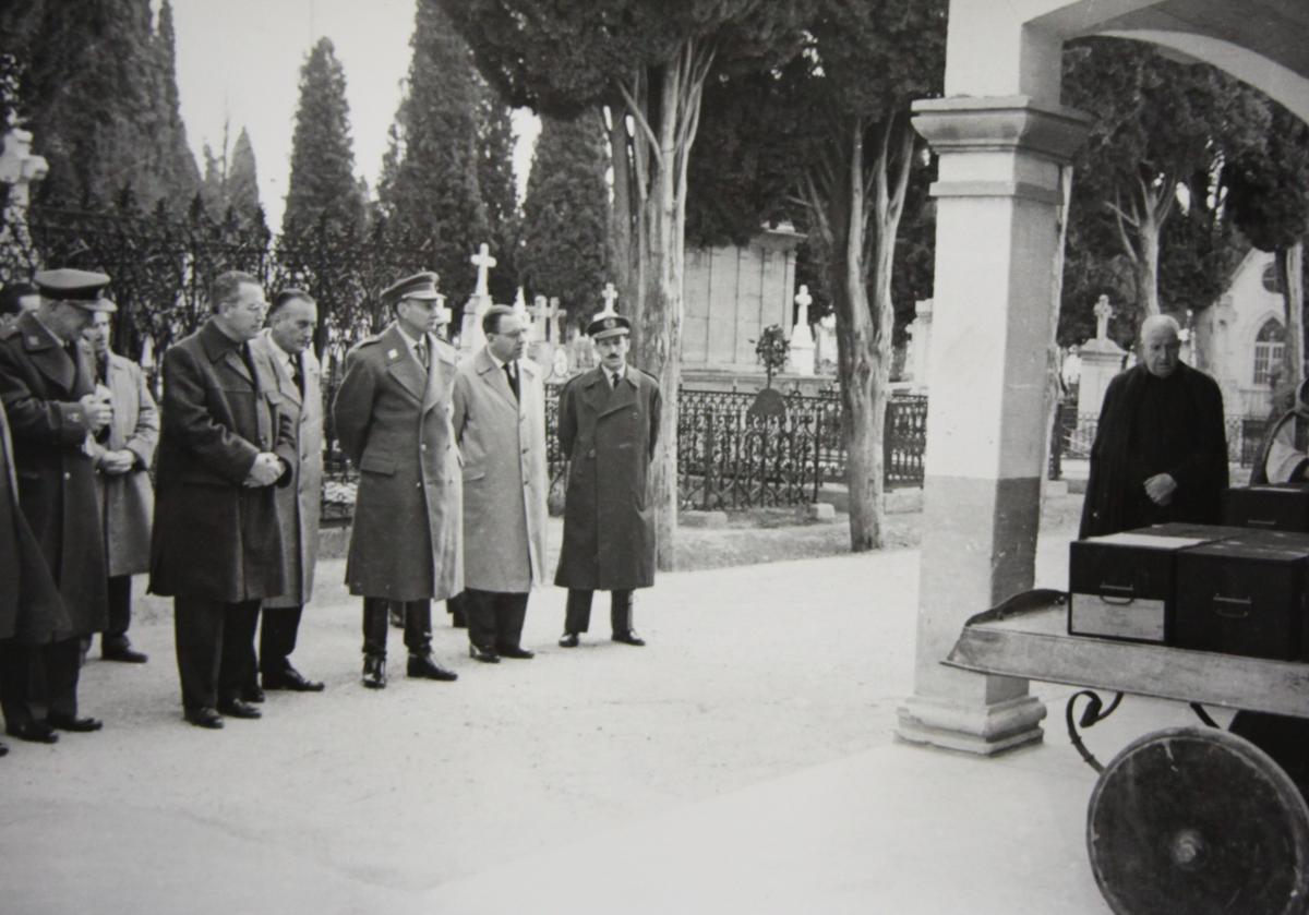 Despedida religiosa en presencia de las autoridades de los restos de los italianos.