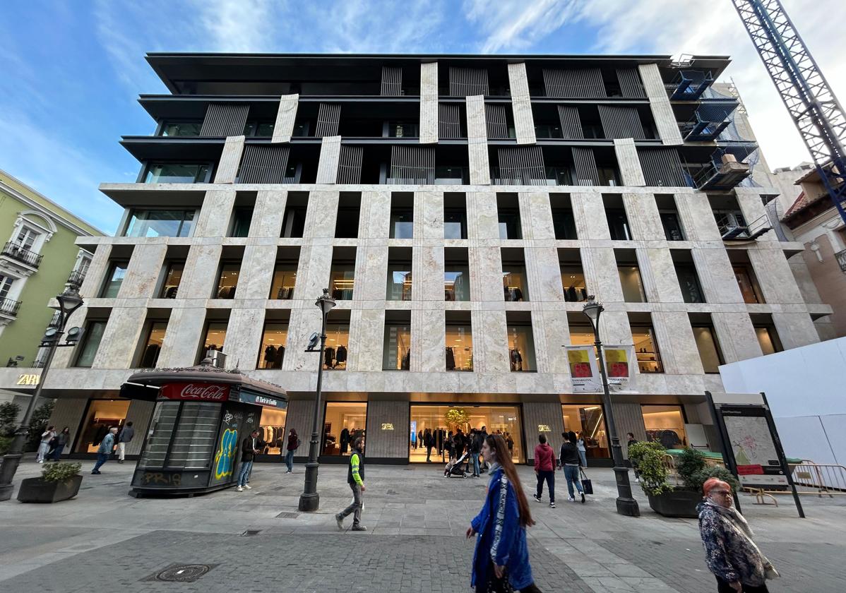 Vista frontal del edificio de la calle Constitución donde se ubica la tienda de Zara y que acogerá un hotel de cinco estrellas.