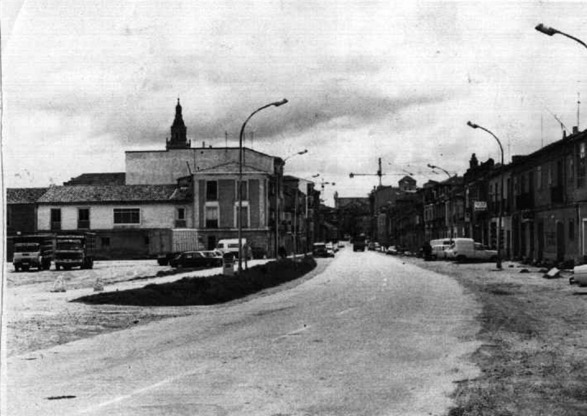 Imagen secundaria 1 - Arriba, Plaza Mayor de Medina de Rioseco, donde se produjeron los tiroteos, en una fotografía de los años 30. Abajo, entrada al pueblo por la calle de San Juan e indulto concedido en 1935 a los dos condenados a muerte.