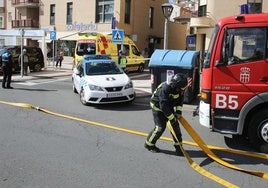 Efectivos de emergencias en el lugar del suceso.